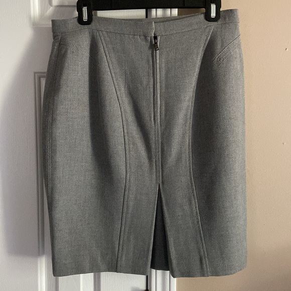 LOFT Light Gray Mini Tailored Fit Pencil Skirt Size 6 Neutral Figure Flattering - Picture 2 of 4